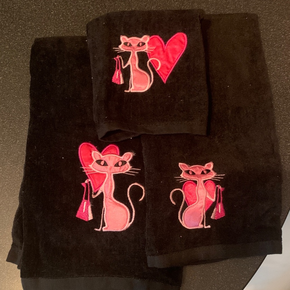 NEW- Black Towels with Pink Cat Design - Picture 2 of 2